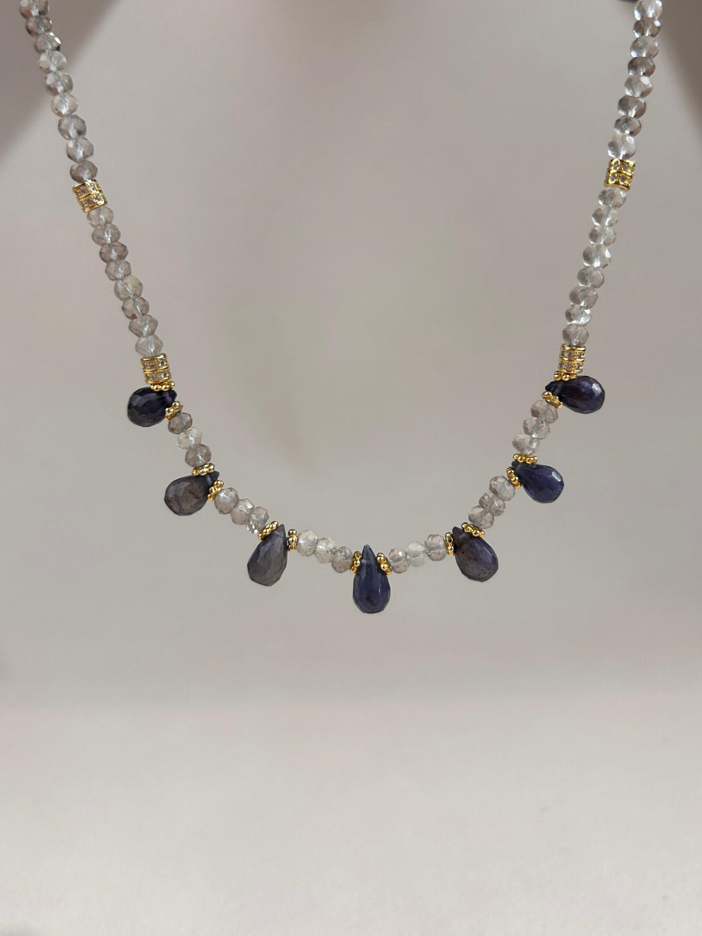 GOUTTE D'ANNECY Collier en kyanite et fumé en forme de goutte d'eau