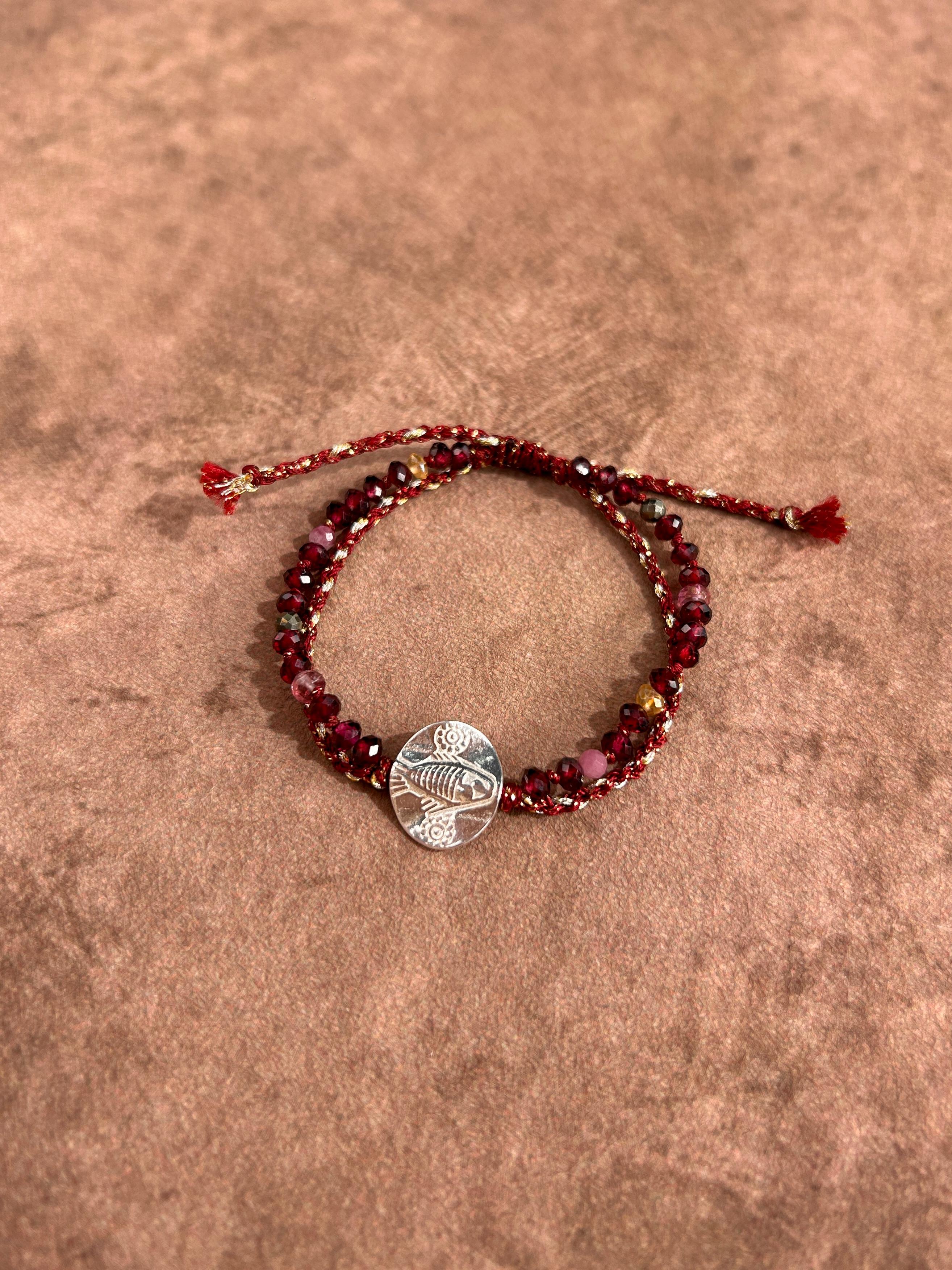 Bracelet tressé en grenat Petit poisson protégé