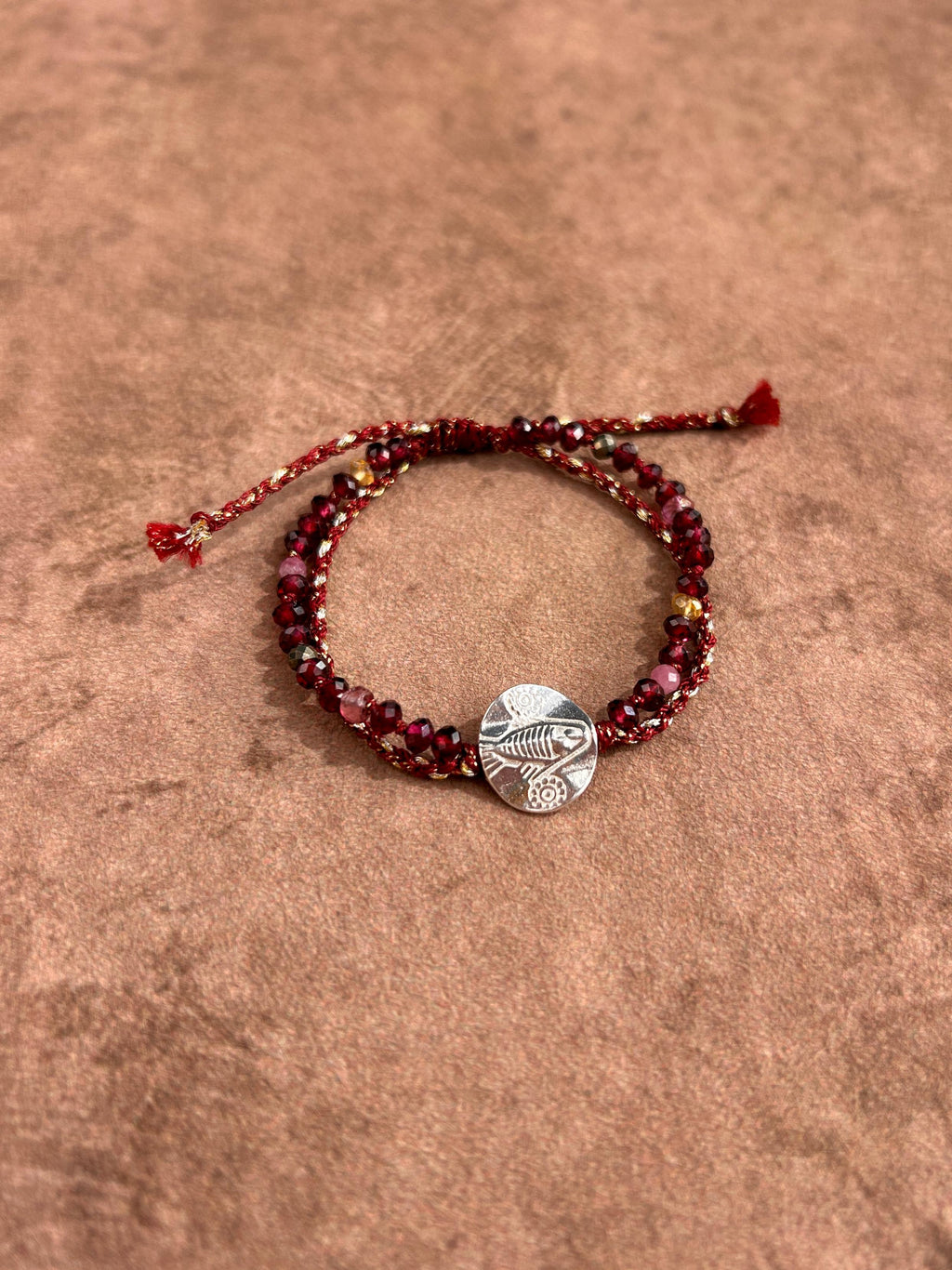Bracelet tressé en grenat Petit poisson protégé