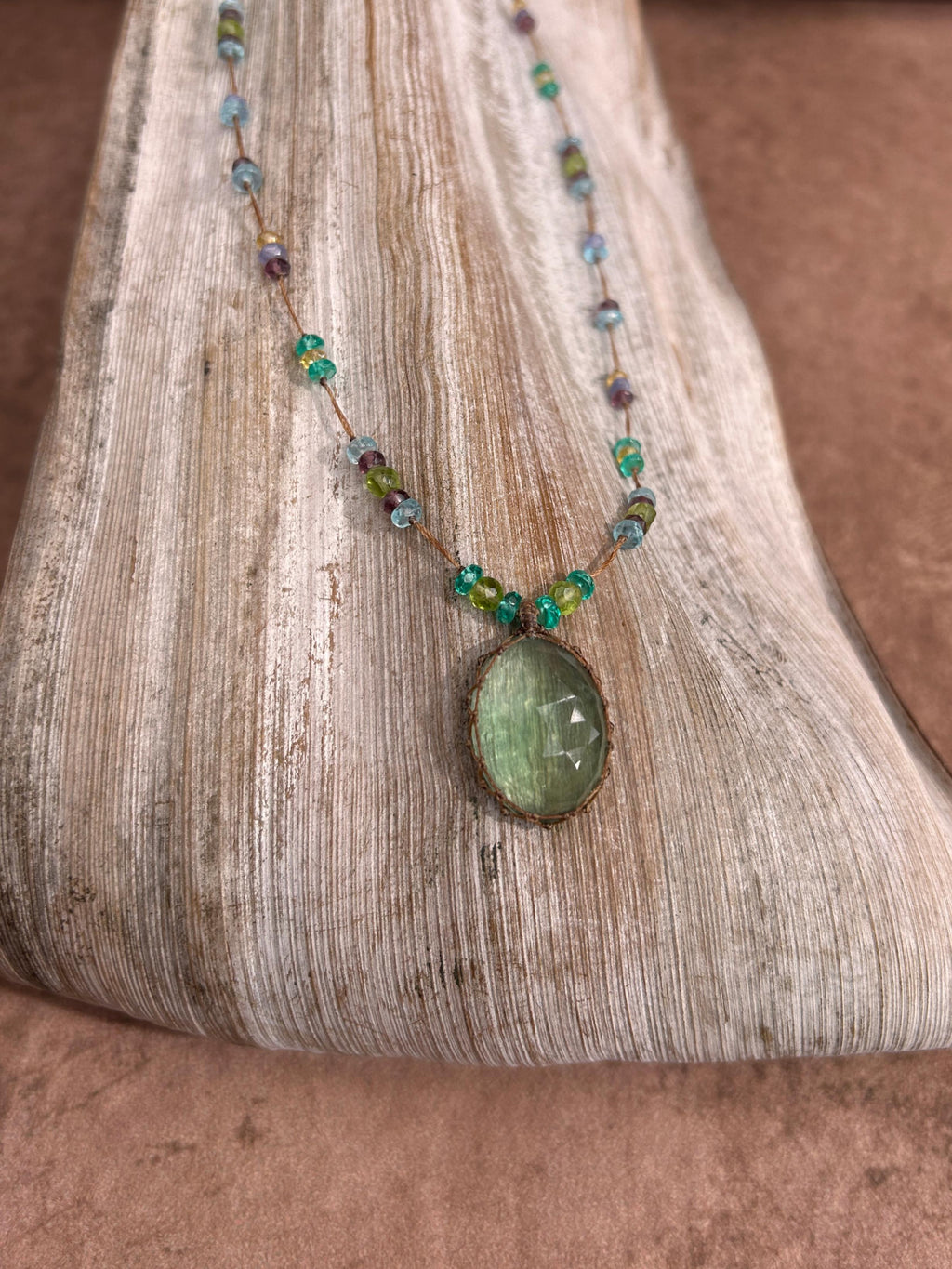 CHANCE Collier en fluorite vert clair tissé