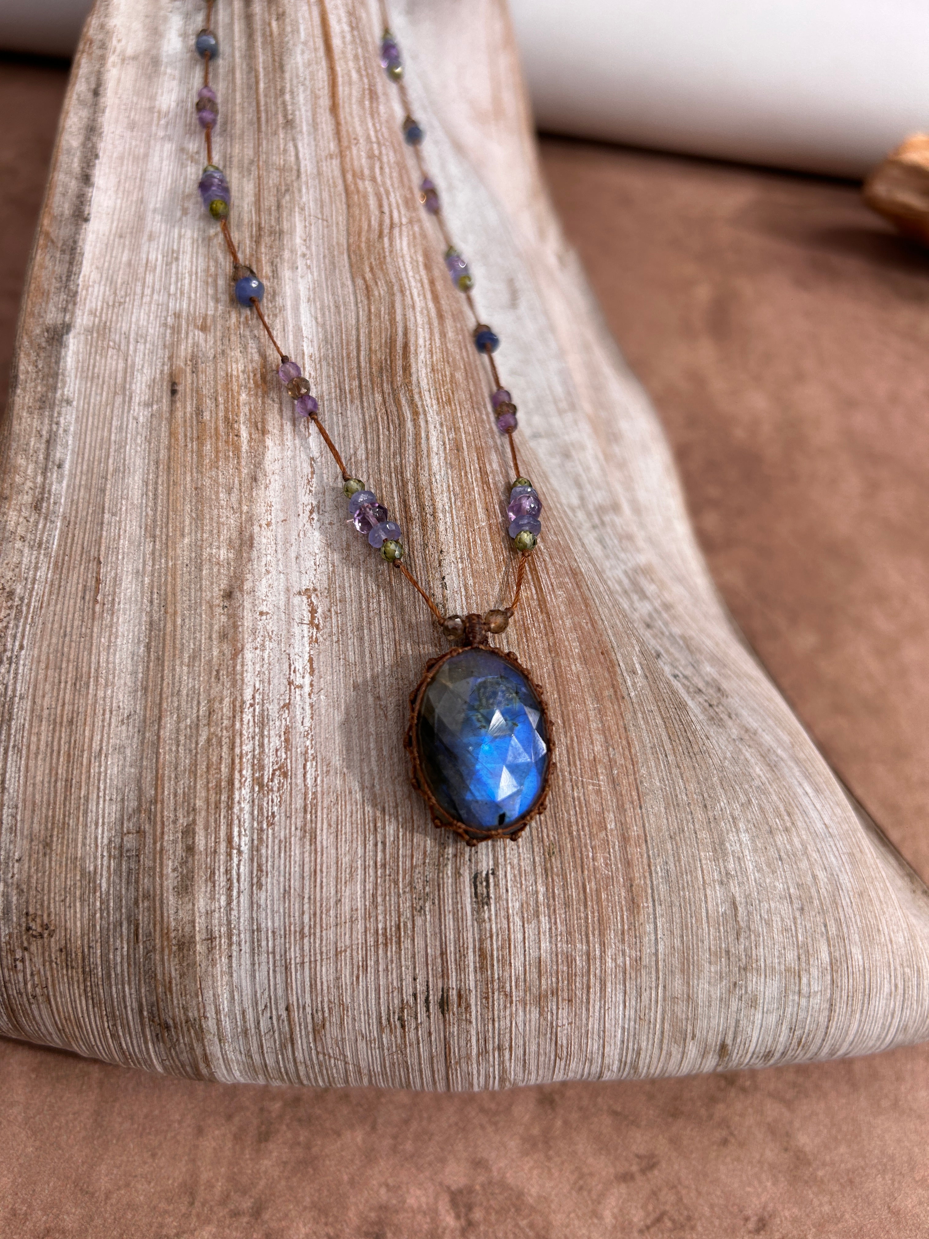 CHANCE Collier tissé en pierre de lune noire arc-en-ciel