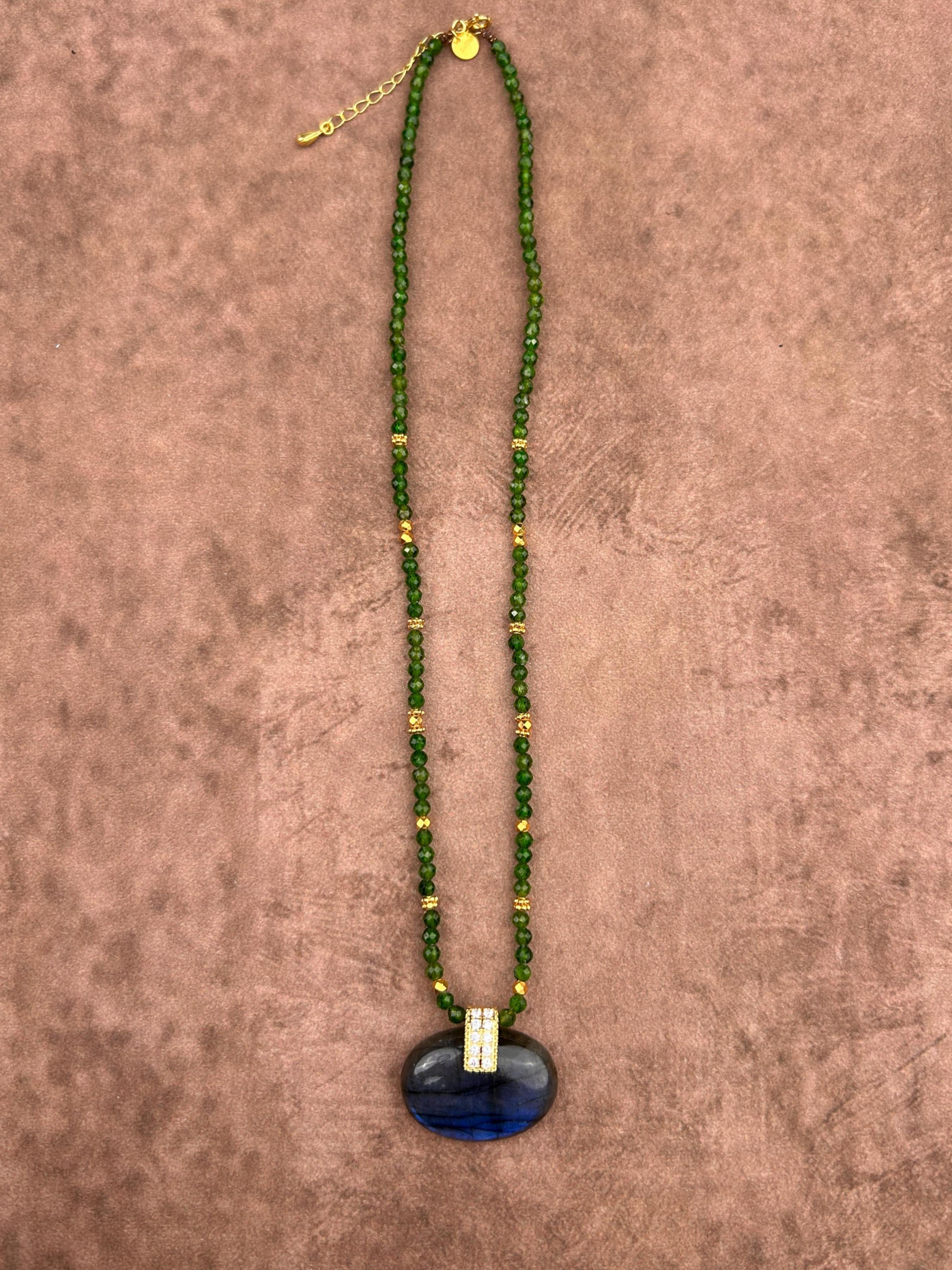 Collier de la série Vénus