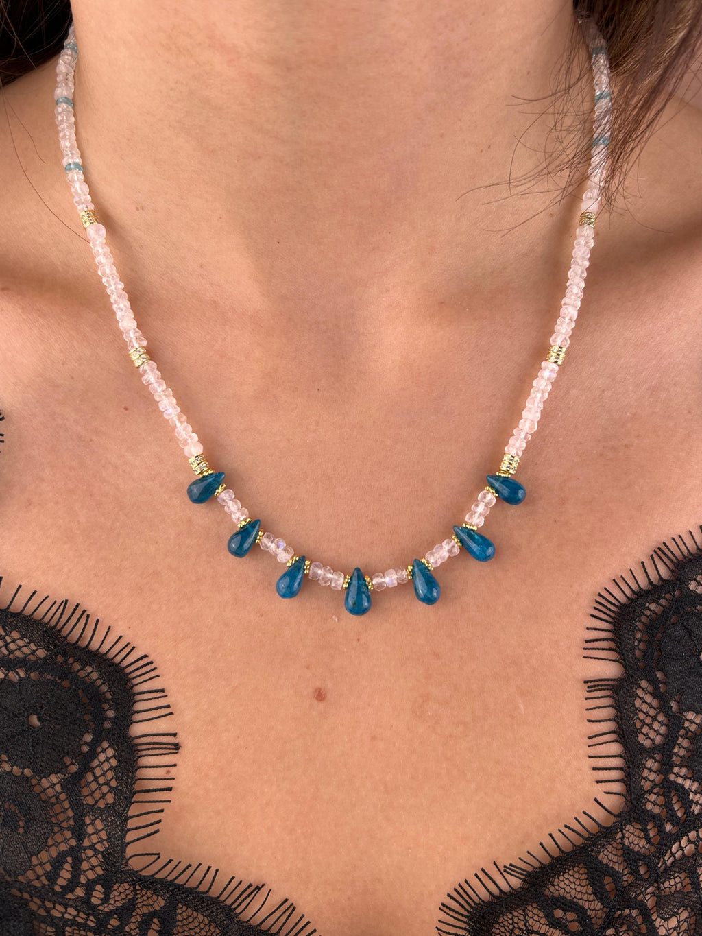 GOUTTE D'ANNECY Collier en pierre de lune avec gouttes d'apatite