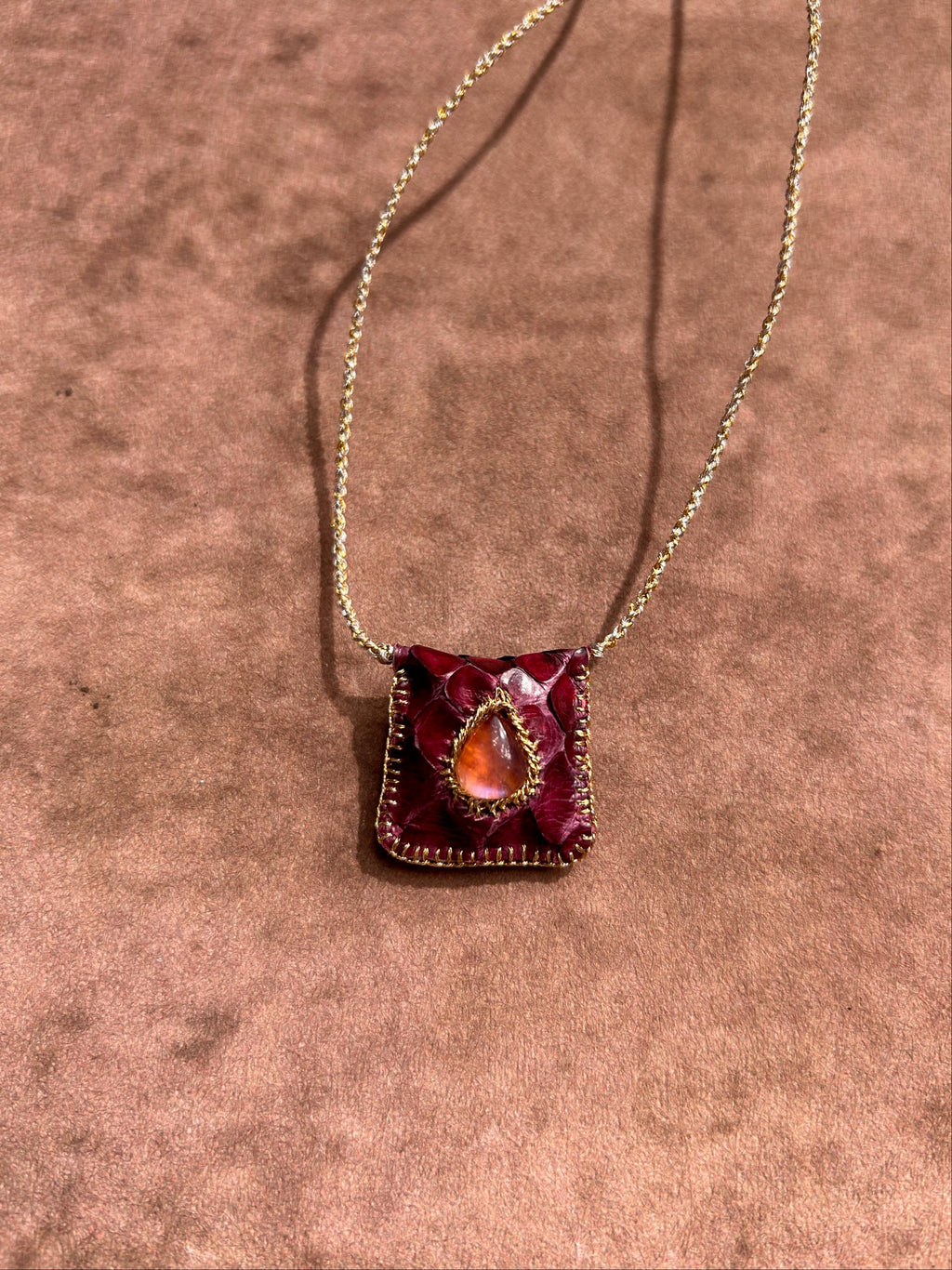 Cœur Libre Collier en cuir rouge pierre de la lune