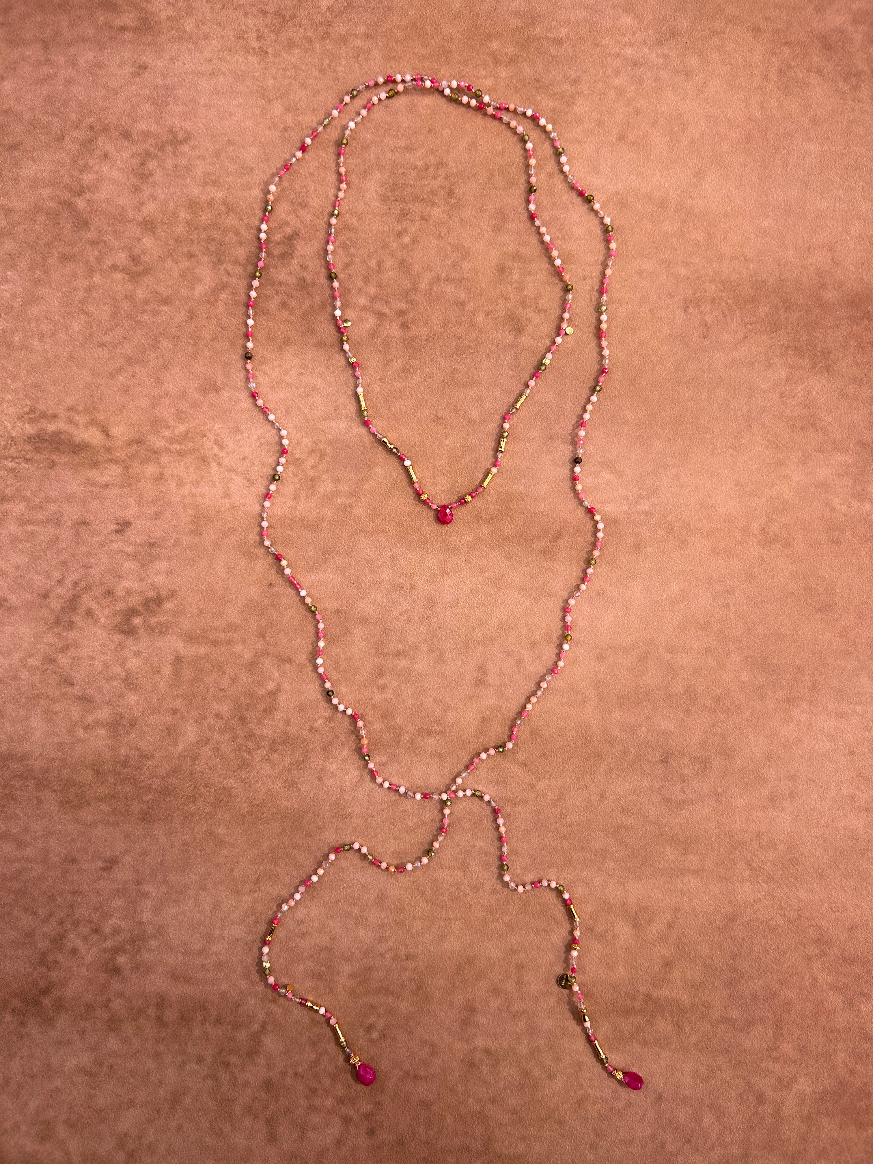 Collier long tissé de gouttes de rubis