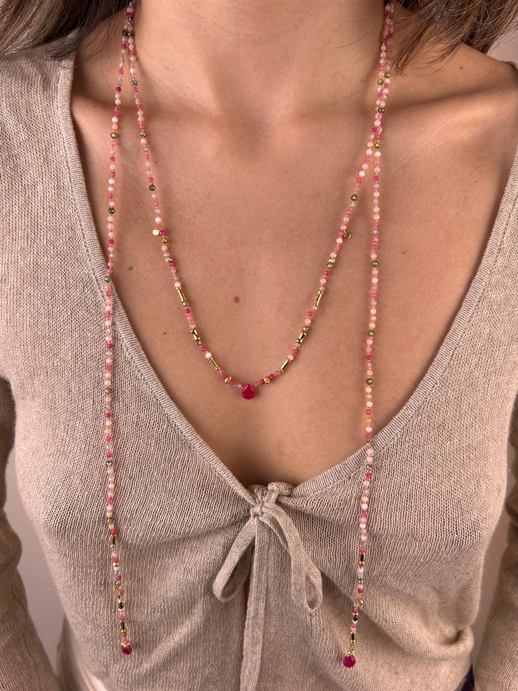 Collier long tissé de gouttes de rubis