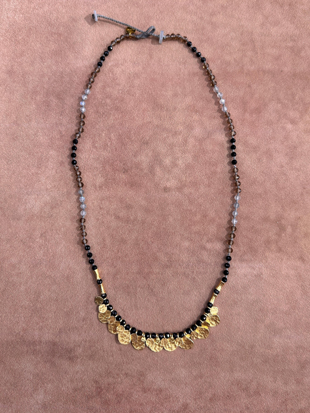 Collier pendentif en disque martelé doré à cristal noir