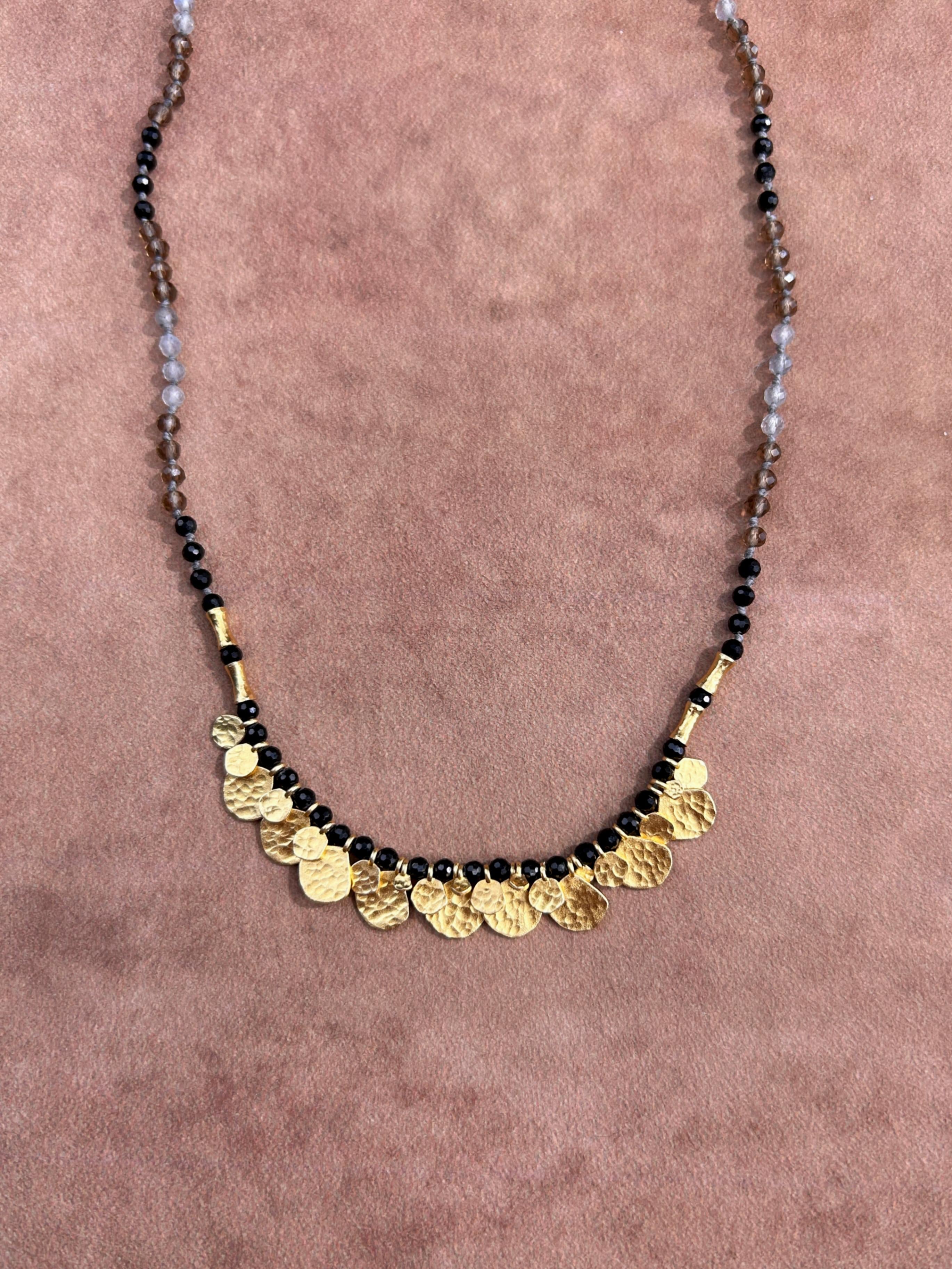 Collier pendentif en disque martelé doré à cristal noir