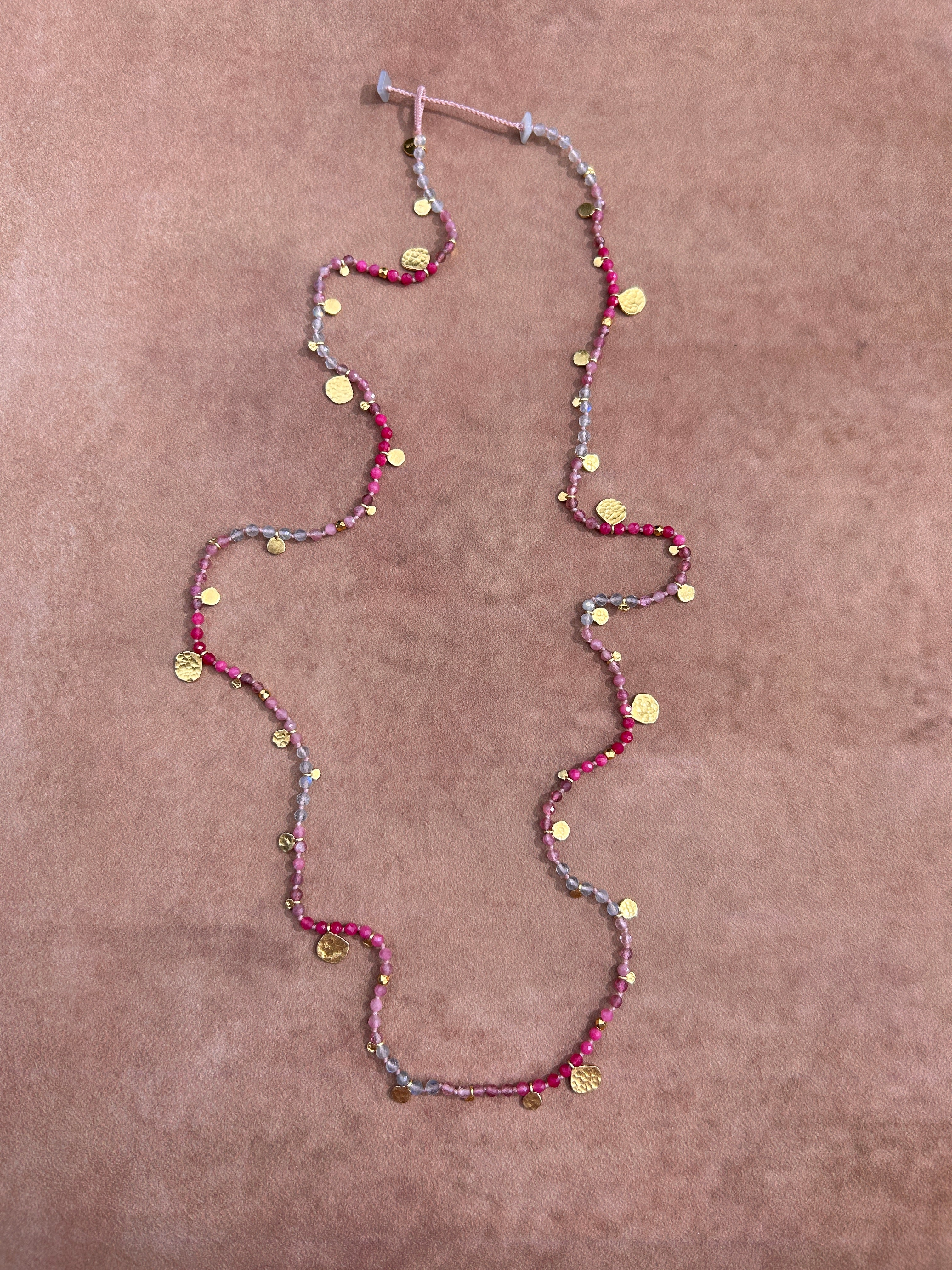 MANON Collier long tressé en cristal rose fuchsia