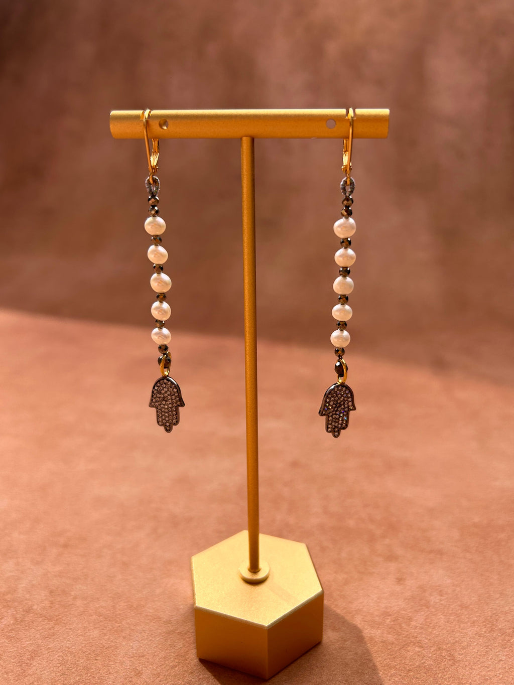 Boucles d'oreilles longues en pyrite jaune et pendentif Main protectrice