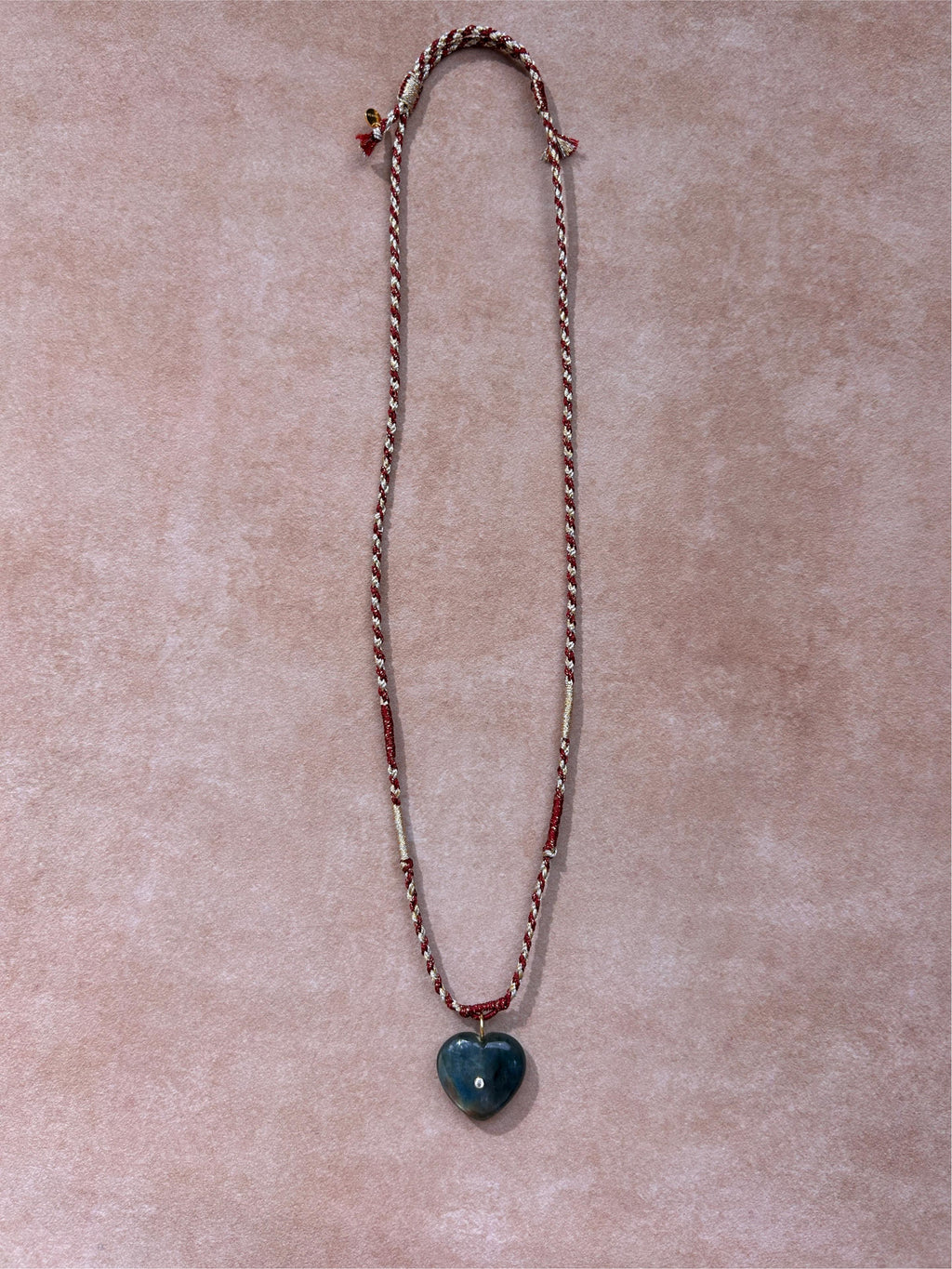 Collier en labradorite en forme de cœur tissé