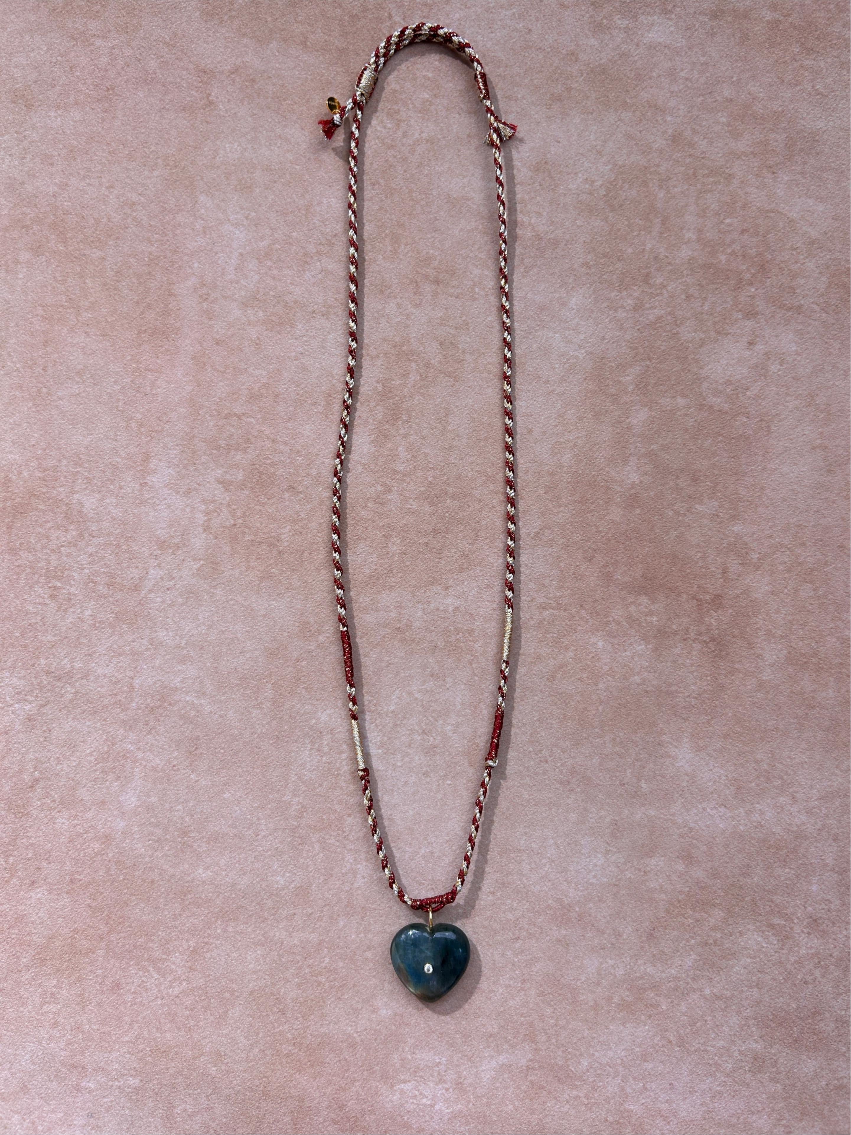 Collier en labradorite en forme de cœur tissé