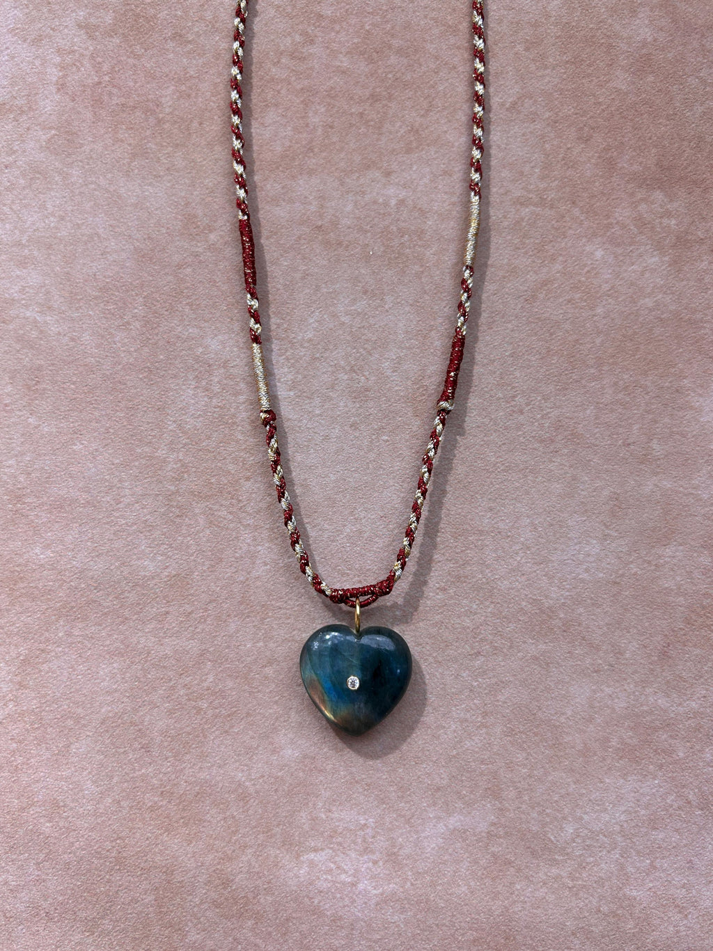 Collier en labradorite en forme de cœur tissé