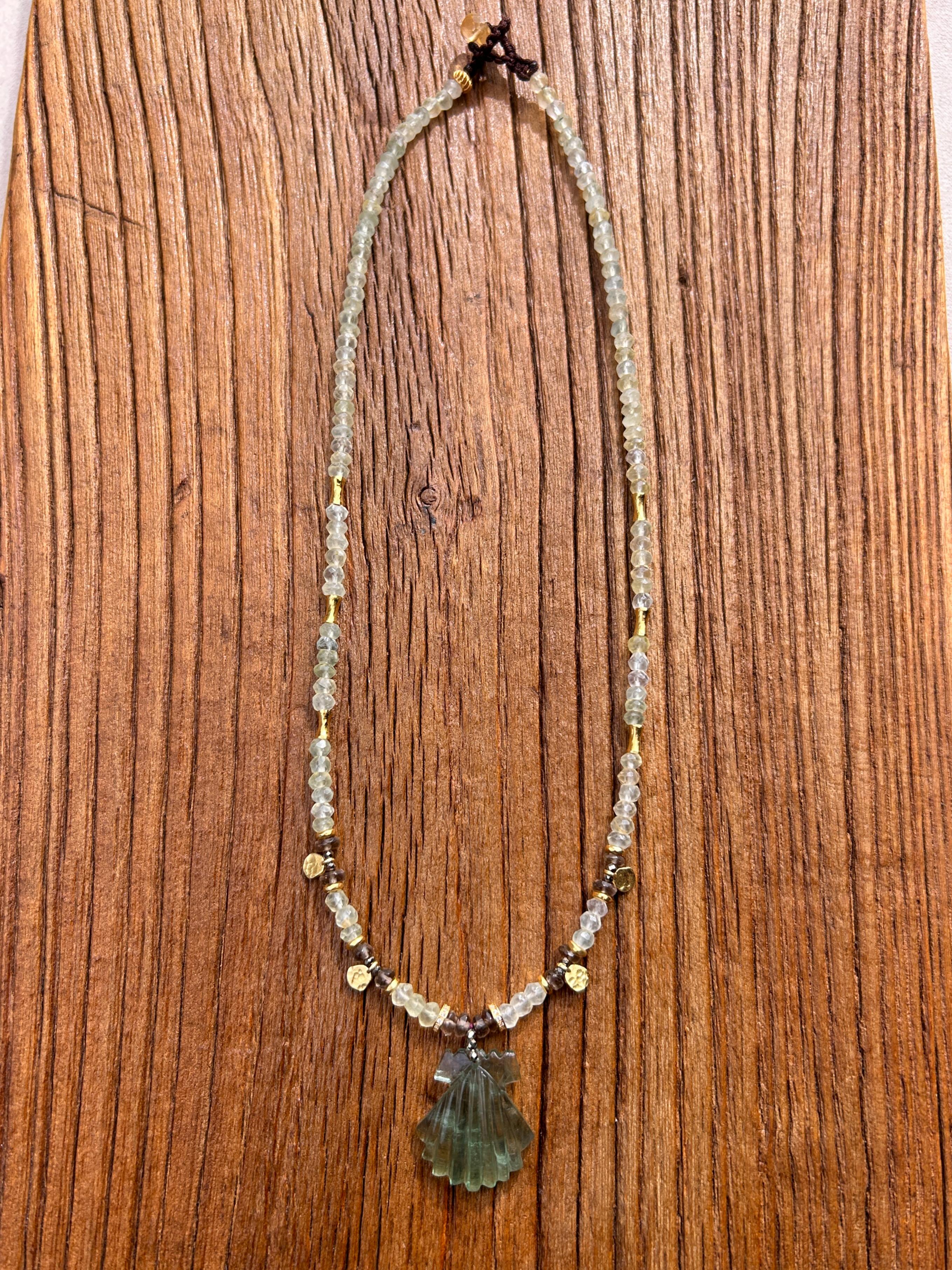 Collier pendentif en coquillage de fluorite avec grenat, cristal fumé et pyrite