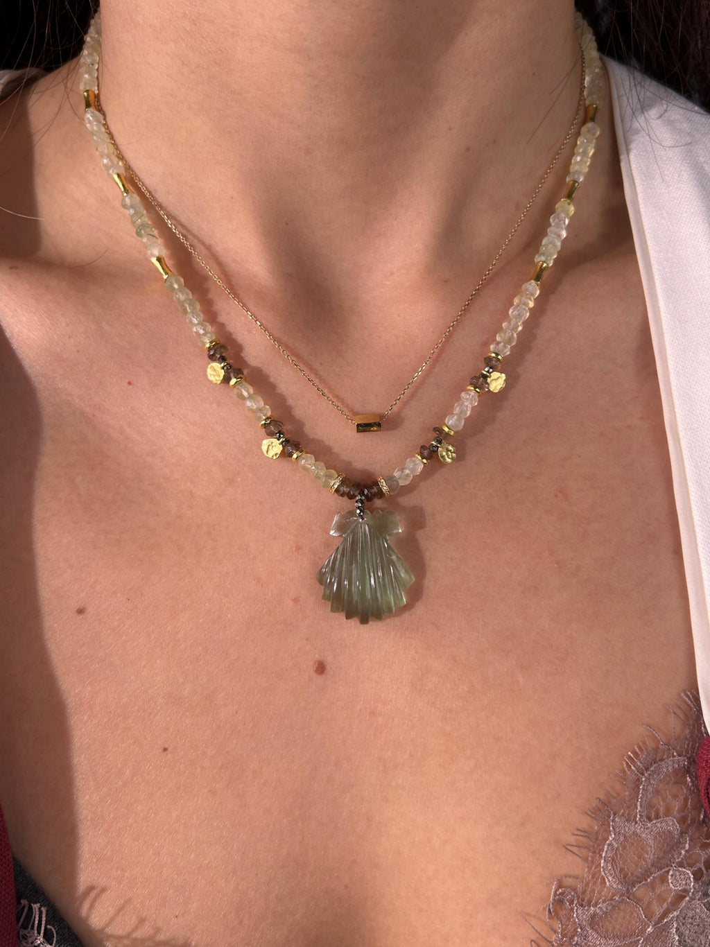 Collier pendentif en coquillage de fluorite avec grenat, cristal fumé et pyrite