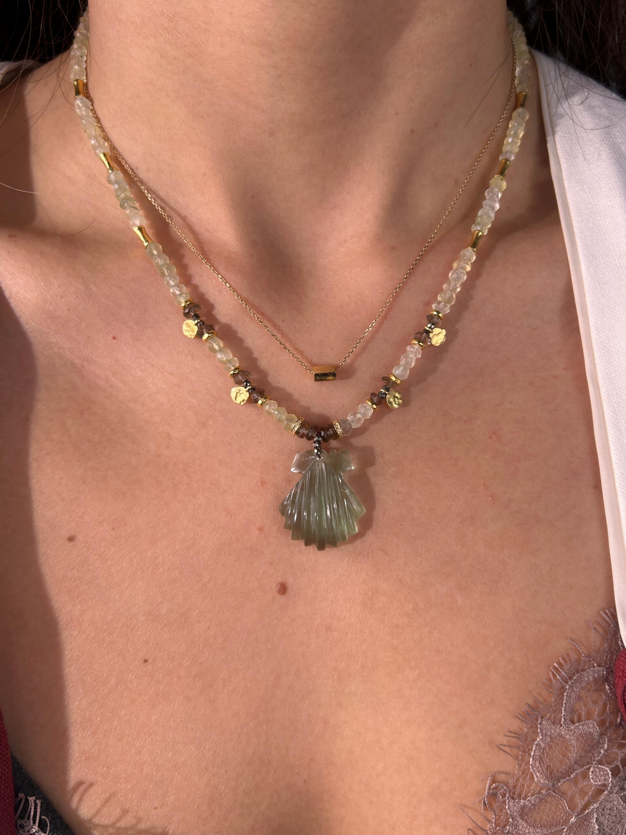 Collier pendentif en coquillage de fluorite avec grenat, cristal fumé et pyrite