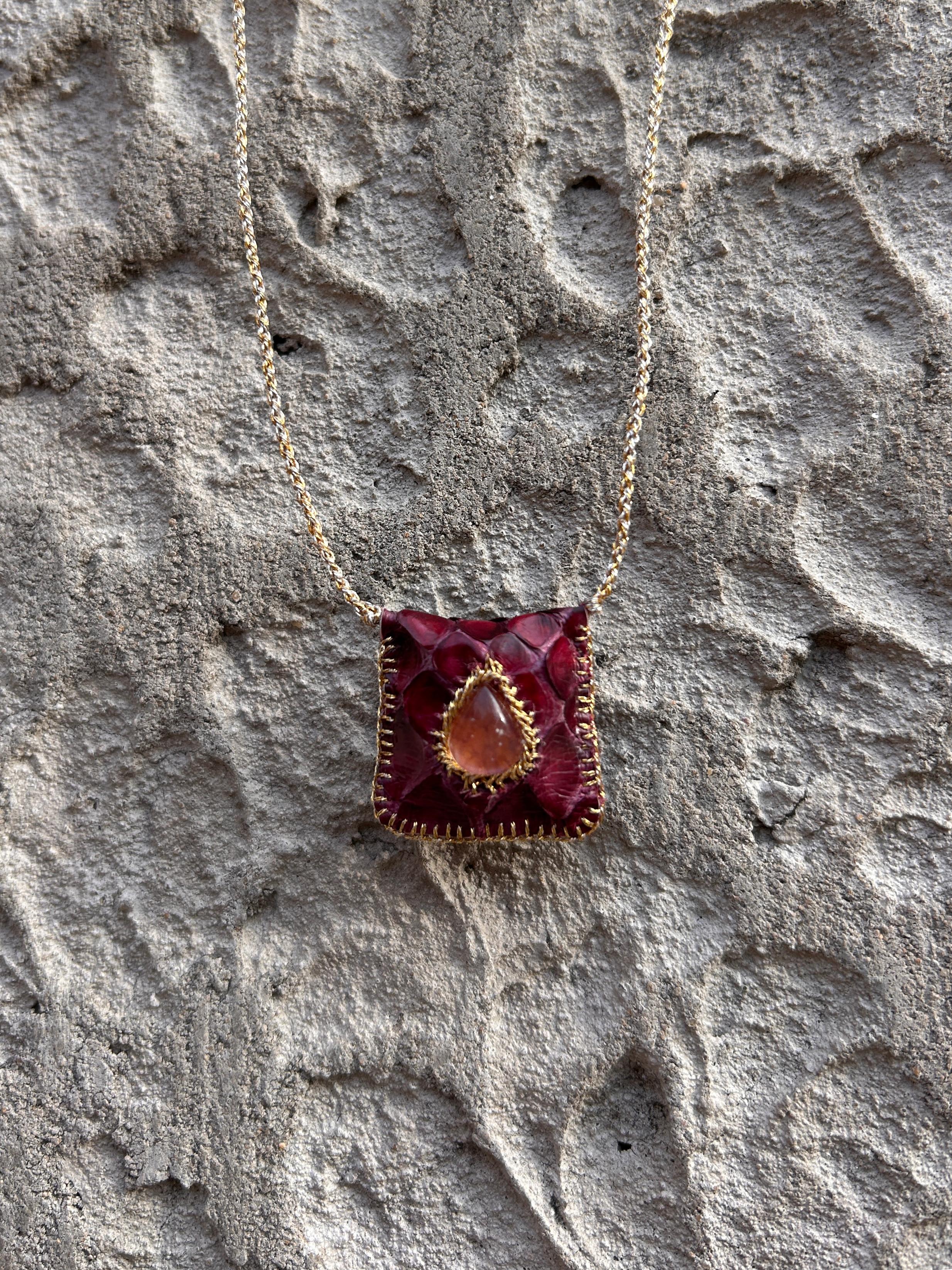 Collier Collection Cœur Libre en cuir rouge avec pierre de la lune