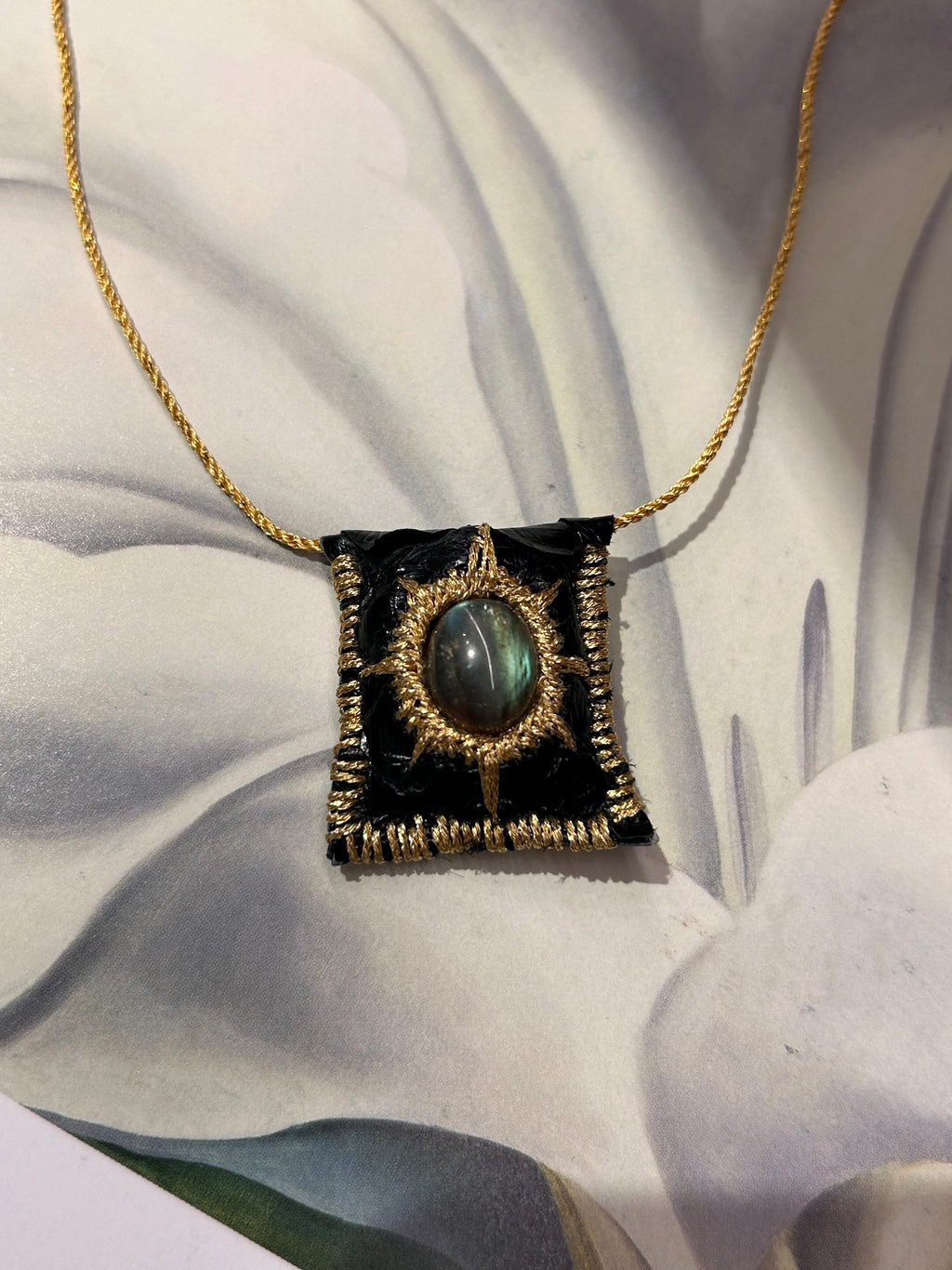 Collier en cuir véritable de la série cœur libre