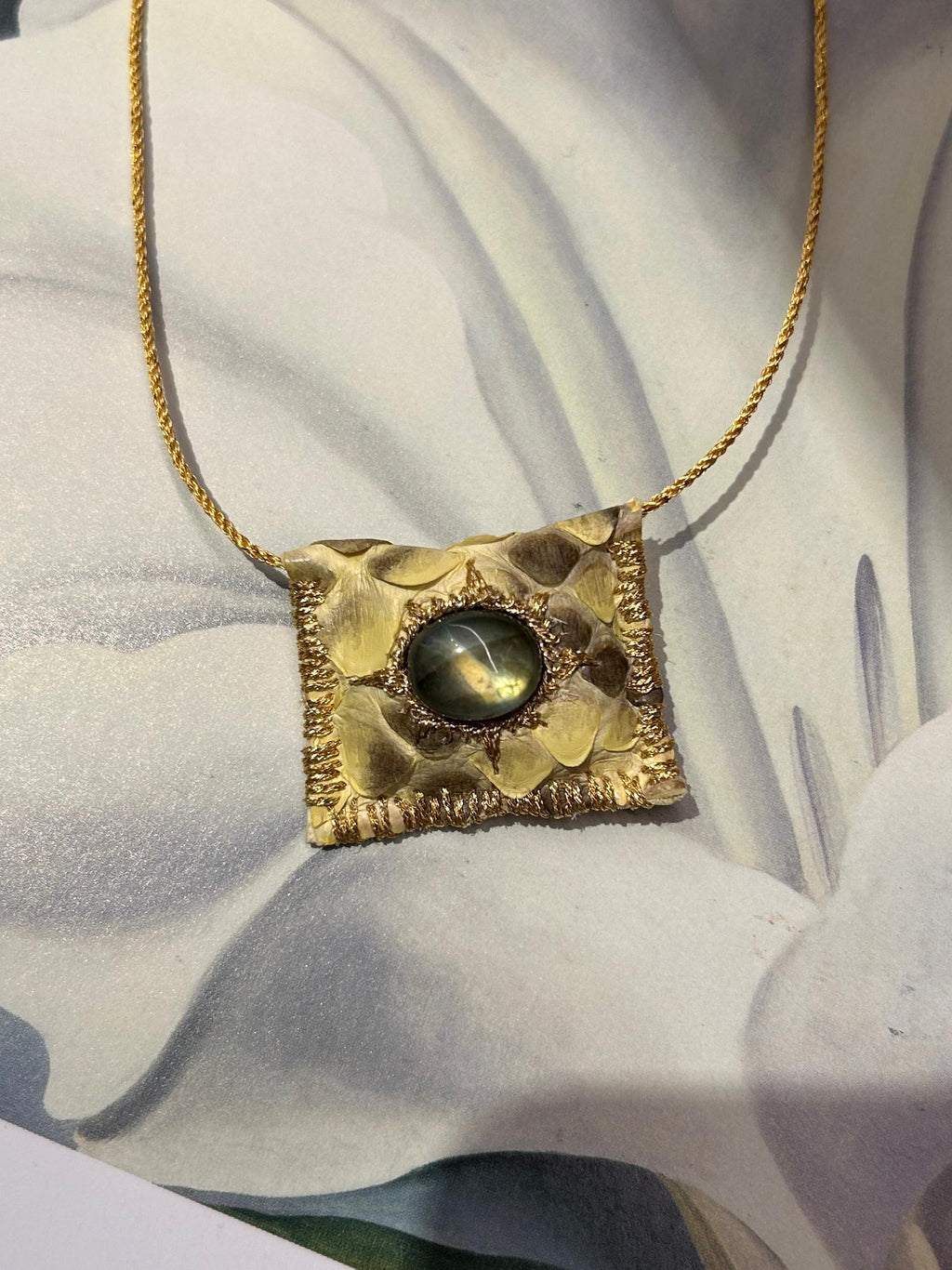 Collier en cuir véritable de la série cœur libre