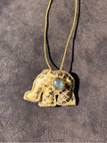 Cœur Libre Collier éléphant en labradorite en cuir jaune