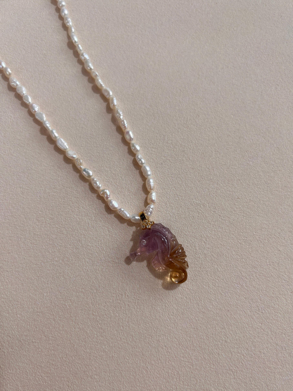 SOUFFLE DE L'OCÉAN Collier petit hippocampe en améthyste jaune et violette