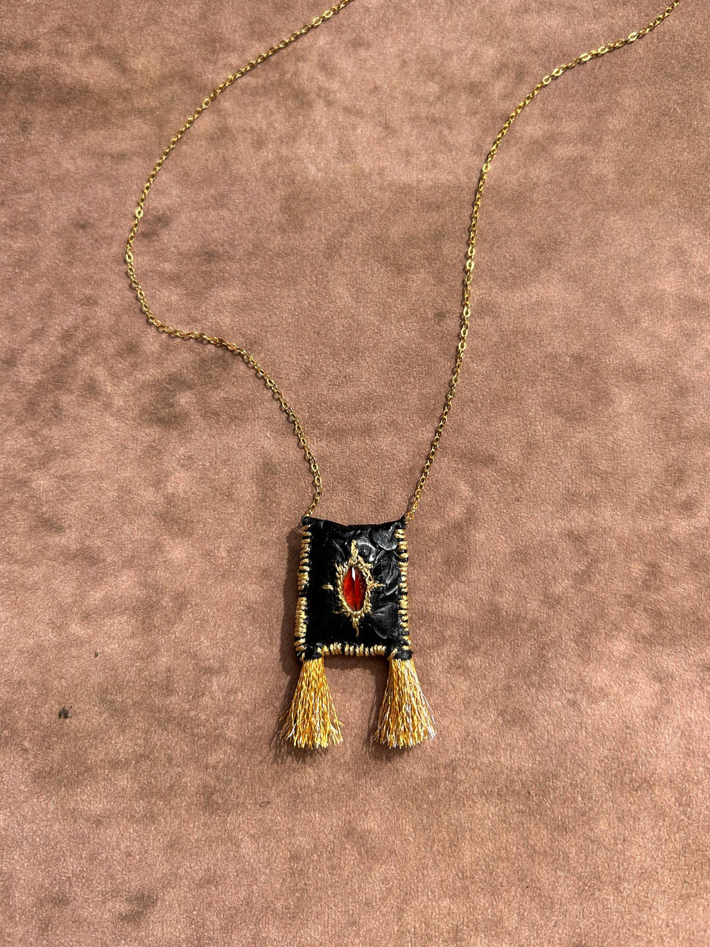 Cœur Libre Collier à gland en grenat et cuir jaune