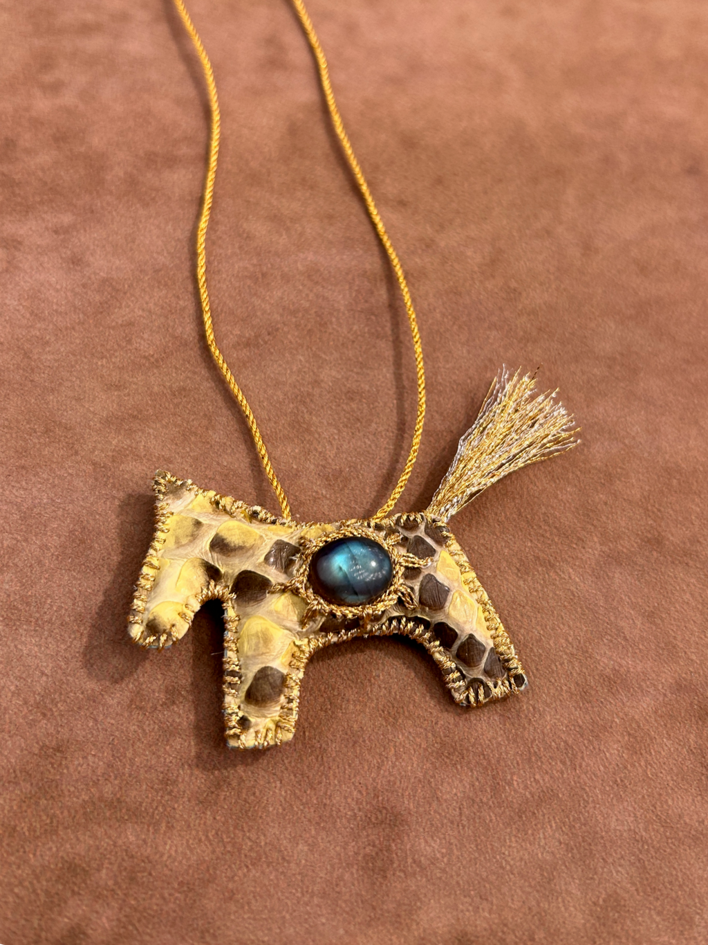 Cœur Libre Collier de petit cheval en labradorite en cuir jaune