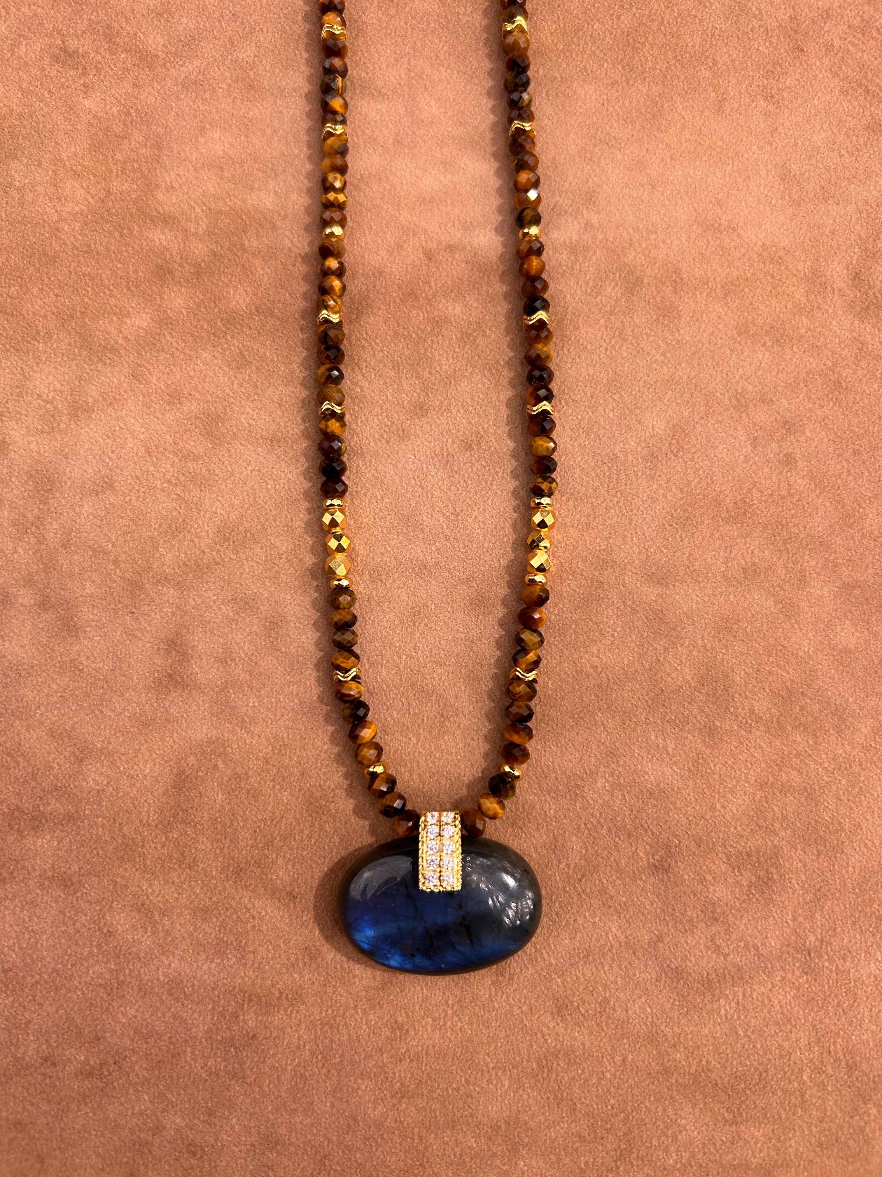 VÉNUS Collier en pierre œil de tigre avec pendentif en feldspath