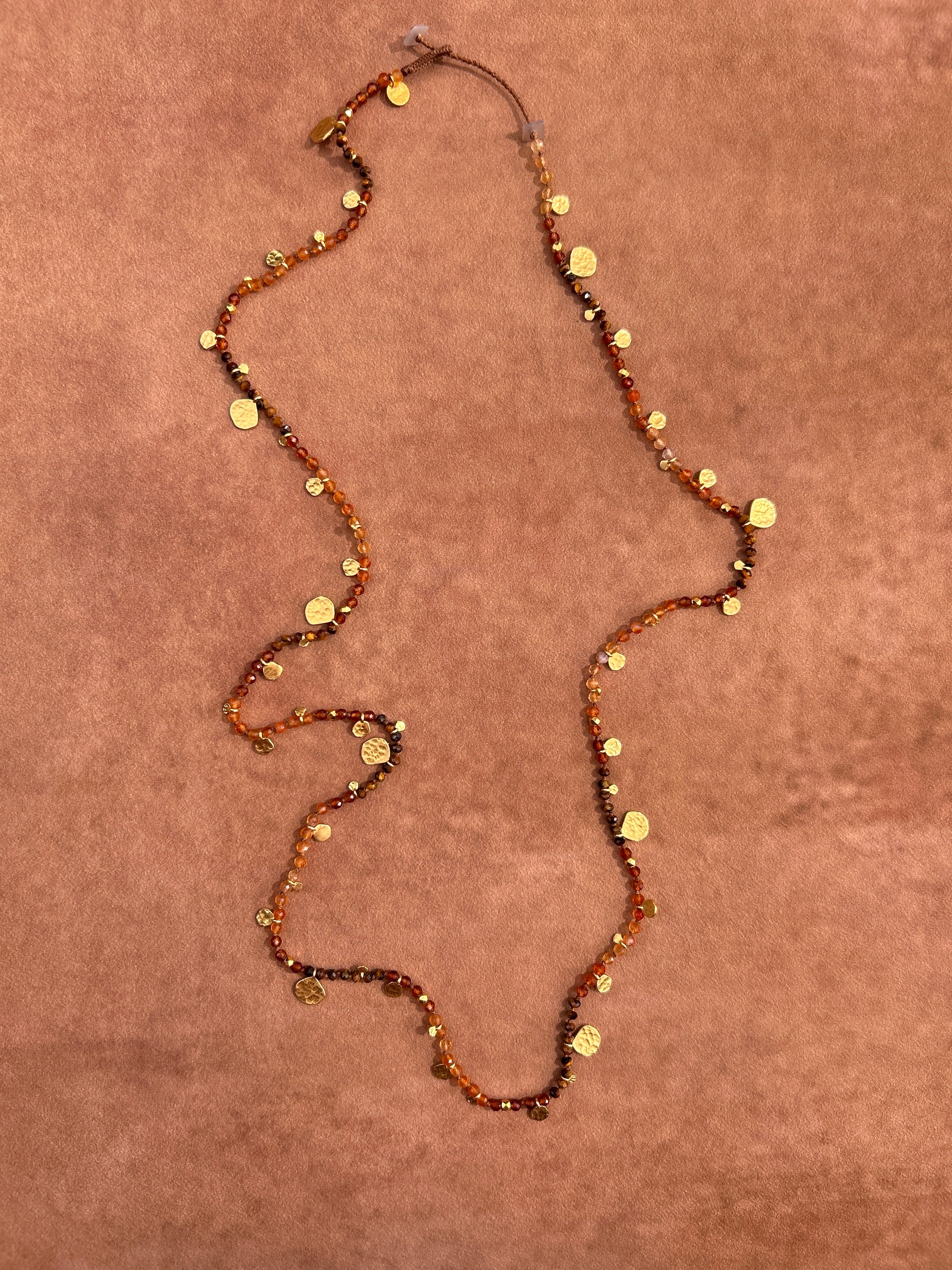 MANON Collier long tissé en œil de tigre et agate orange