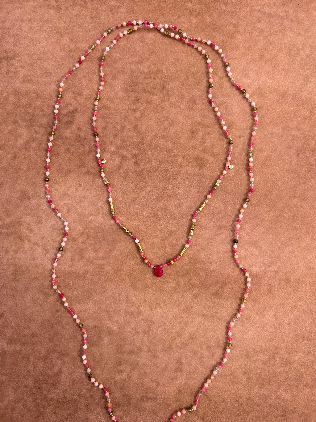 Collier long tissé de gouttes de rubis