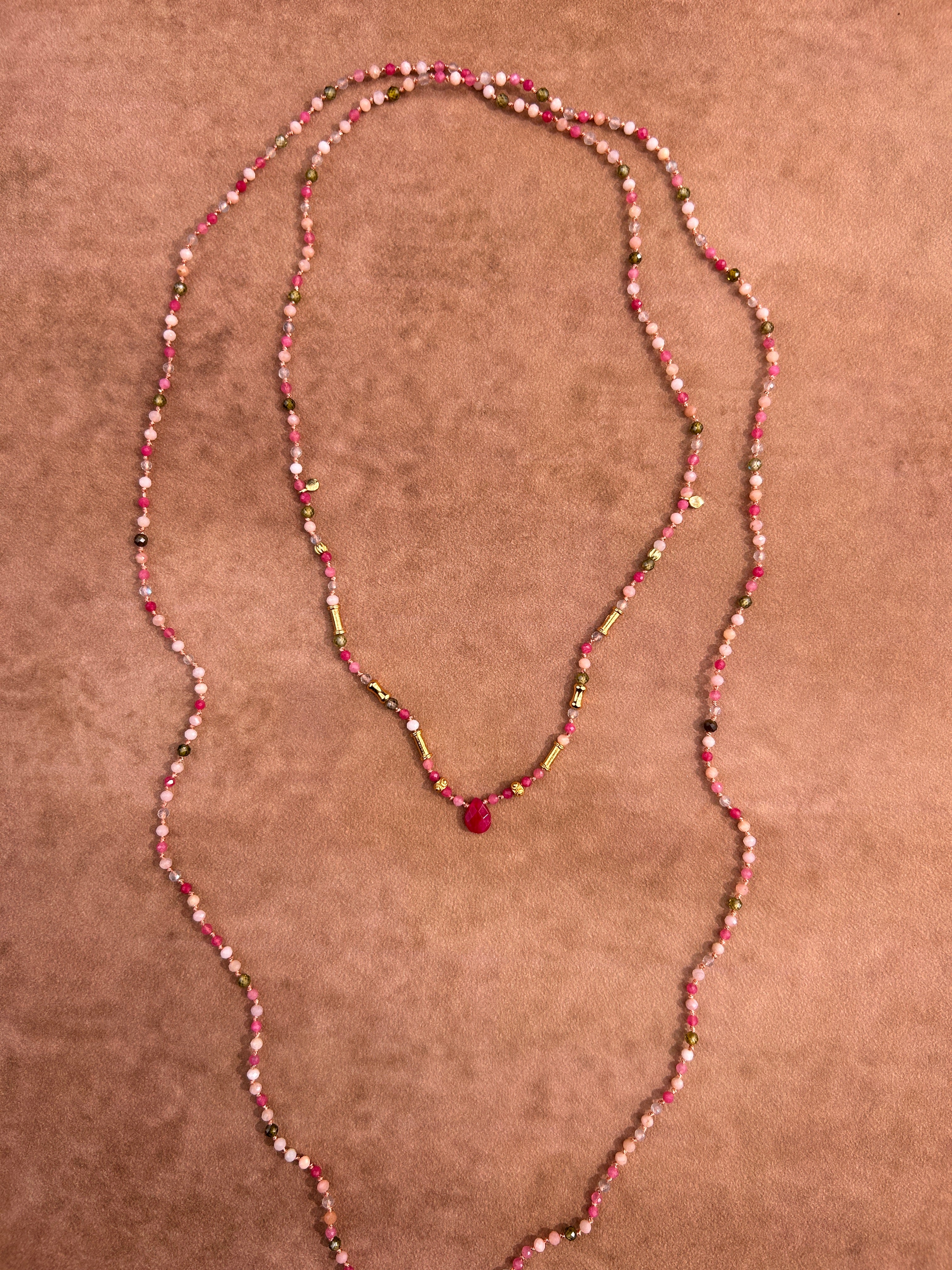 Collier long tissé de gouttes de rubis
