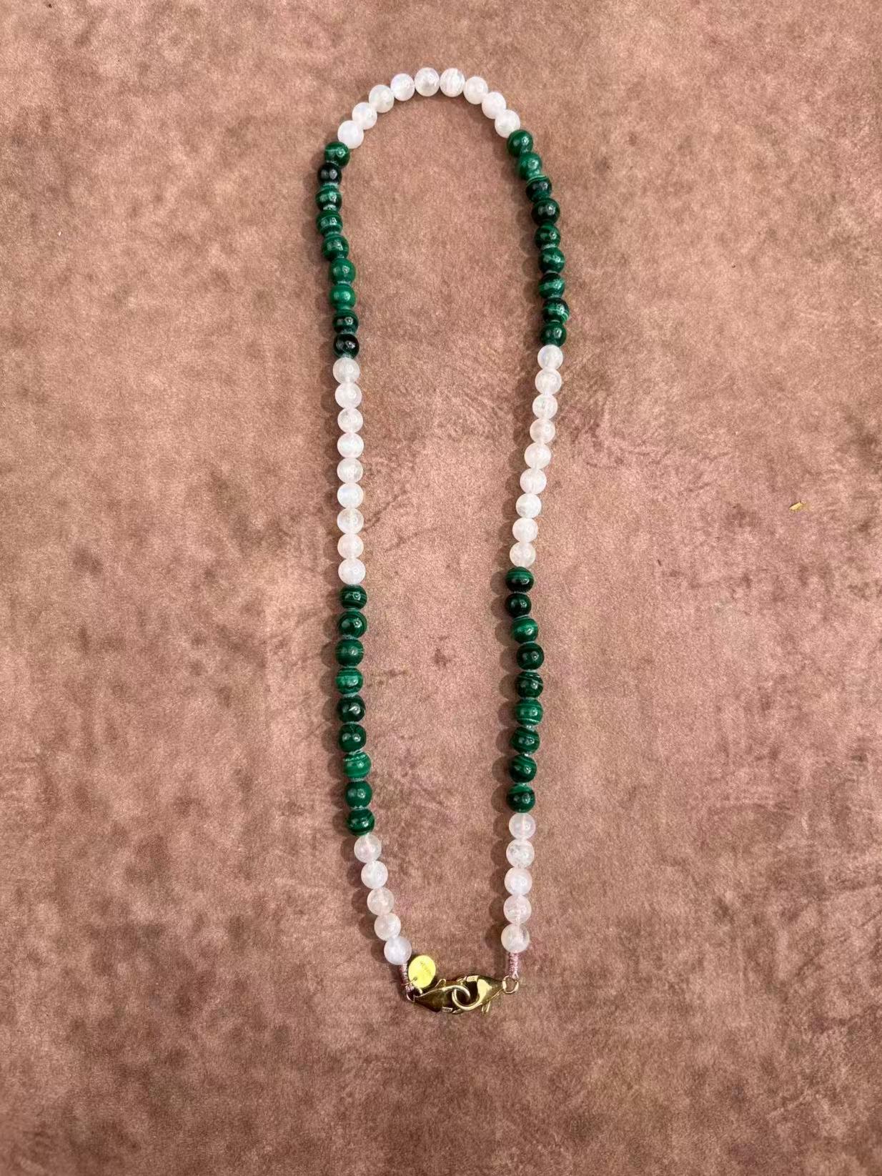 Collier simple en malachite et pierre de lune blanche